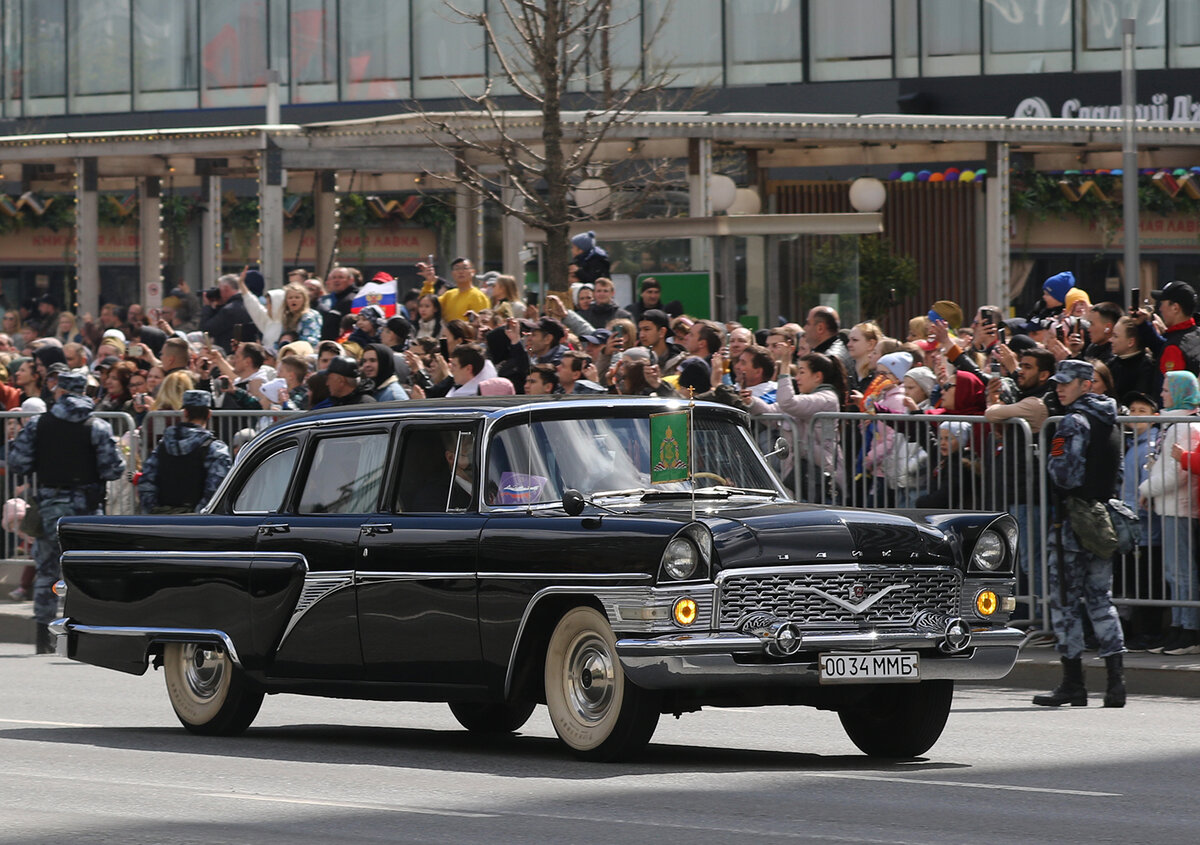 "На "Чайке" патриарх ездит по особым случаям и на небольшие расстояния, все же машина совсем не новая, хотя и приведена в порядок. Использование этой машины — дань памяти эпохе и ее владельцу — митрополиту Никодиму. И такая особенность, говорящая о любви патриарха к отечественному производству", — пояснил Пресс-секретарь патриарха Кирилла священник Александр Волков.