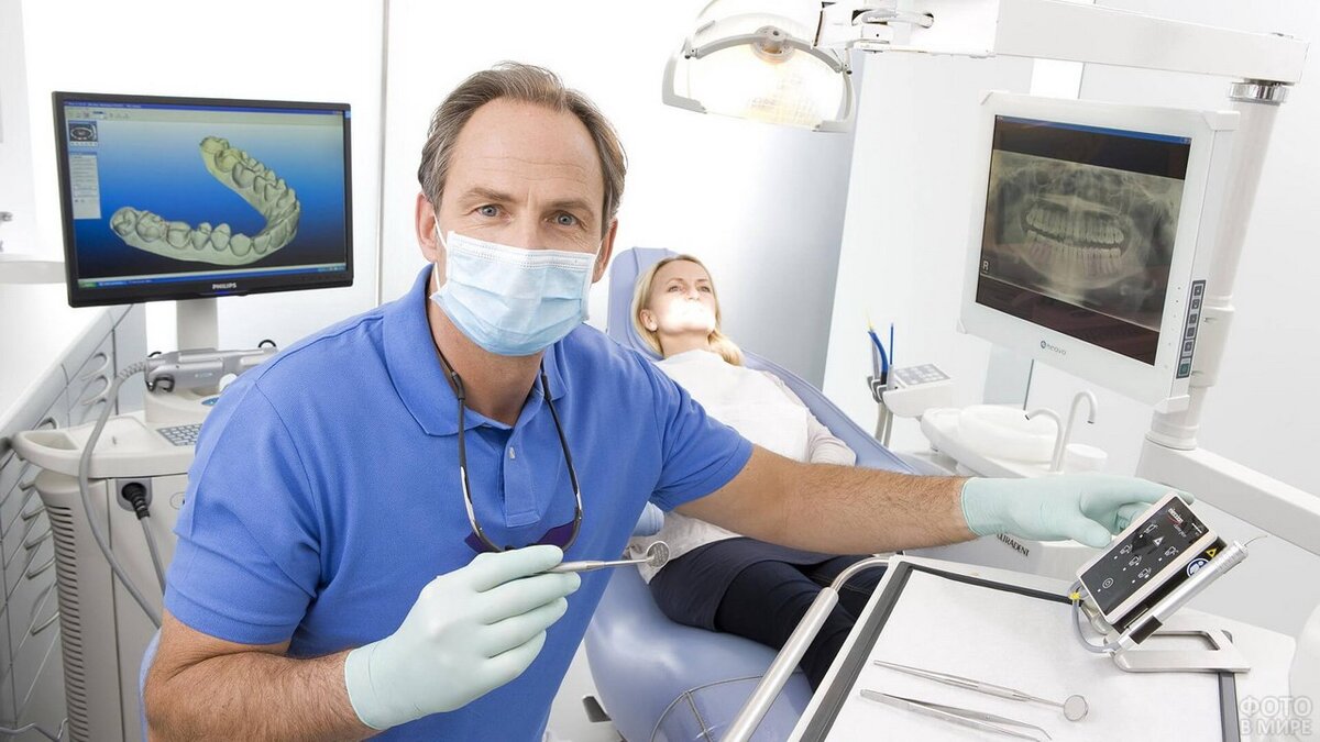 В Пермскую краевую организацию профсоюза работников здравоохранения обратились активисты ППО «Городская стоматологическая поликлиника № 5» (председатель Ольга БЕРДНИКОВИЧ).
Вопрос касался проведения специальной оценки условий труда (СОУТ). После проверки выяснилось, что в организации врачи-стоматологи выполняют одинаковую трудовую функцию, но условия труда у них оцениваются по-разному: от класса вредности 3.2 (вредный) до класса 2 (допустимый).

Как уточнил технический инспектор труда, специалист по охране труда ЦК профсоюза работников здравоохранения по Пермскому краю Владимир Крапивин, такая ситуация характерна для большинства медицинских организаций, оказывающих услуги стоматологического профиля в Пермском крае (как государственных, так и частных).

В связи с этим на совместном совещании крайкома профсоюза и руководителей краевой Ассоциации стоматологов (президент Александр Новиков) было принято решение о проведении проверок во всех организациях, особое внимание при этом будет обращено на результаты СОУТ.

По итогам проверок прошло совещание с участием руководителей и специалистов служб охраны труда. Здесь, в частности, выступили главврач «Стоматологической поликлиники № 3» Ирина Багаутдинова, главврач «Городской стоматологической поликлиники» Дмитрий Сметанин, главврач «Кунгурской стоматологической поликлиники» Сергей Мокин, а также председатель крайкома профсоюза Геннадий Шабалин.

Геннадий Шабалин обратил внимание на необходимость соблюдения требований трудового законодательства при проведении СОУТ в вопросе учета биологического фактора при контакте медицинских работников с патогенными микроорганизмами – возбудителями инфекционных заболеваний.

Профлидер подчеркнул, что в соответствии с нормативами врачам-стоматологам должны производить доплаты за вредность в размере 7 процентов, а также предоставлять дополнительный отпуск за работу во вредных условиях (при классе вредности 3.2) не менее 14 дней. Такой регламент прописан в соглашении между минздравом Пермского края и краевой профорганизацией работников здравоохранения в области социально-трудовых отношений и социальной защиты на 2020-2022 годы.

Стоит отметить, что из 10 проверенных стоматологических поликлиник в четырех соглашение реализуется в полном объеме, в трех – частично, в трех не реализуется вообще.

Кроме того, работникам, непосредственно занятым на рентгенодиагностике, флюорографии, ротационной рентгенотерапевтической установке с визуальным контролем необходимо предоставлять дополнительный отпуск в размере 21 календарного дня.

👉🏻По итогам совещания информация доведена до министра здравоохранения Пермского края Анастасии Крутень. Кроме того, принято решение возобновить деятельность рабочей группы по стоматологии при Территориальном фонде ОМС Пермского края. Стороны также просят краевое министерство здравоохранения обратиться в федеральные органы власти и в Пермский государственный медицинский университет с вопросом увеличения бюджетных мест (квоты на целевое обучение) на стоматологическом факультете, а также возобновления практики «распределения» окончивших обучение.
