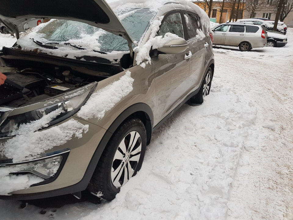 Третье поколение было представлено KIA Sportage на автосалоне в Женеве в 2010 году. Автомобиль построен на одной базе с Hyundai ix35. Выпускается в Корее, Словакии и России.-2