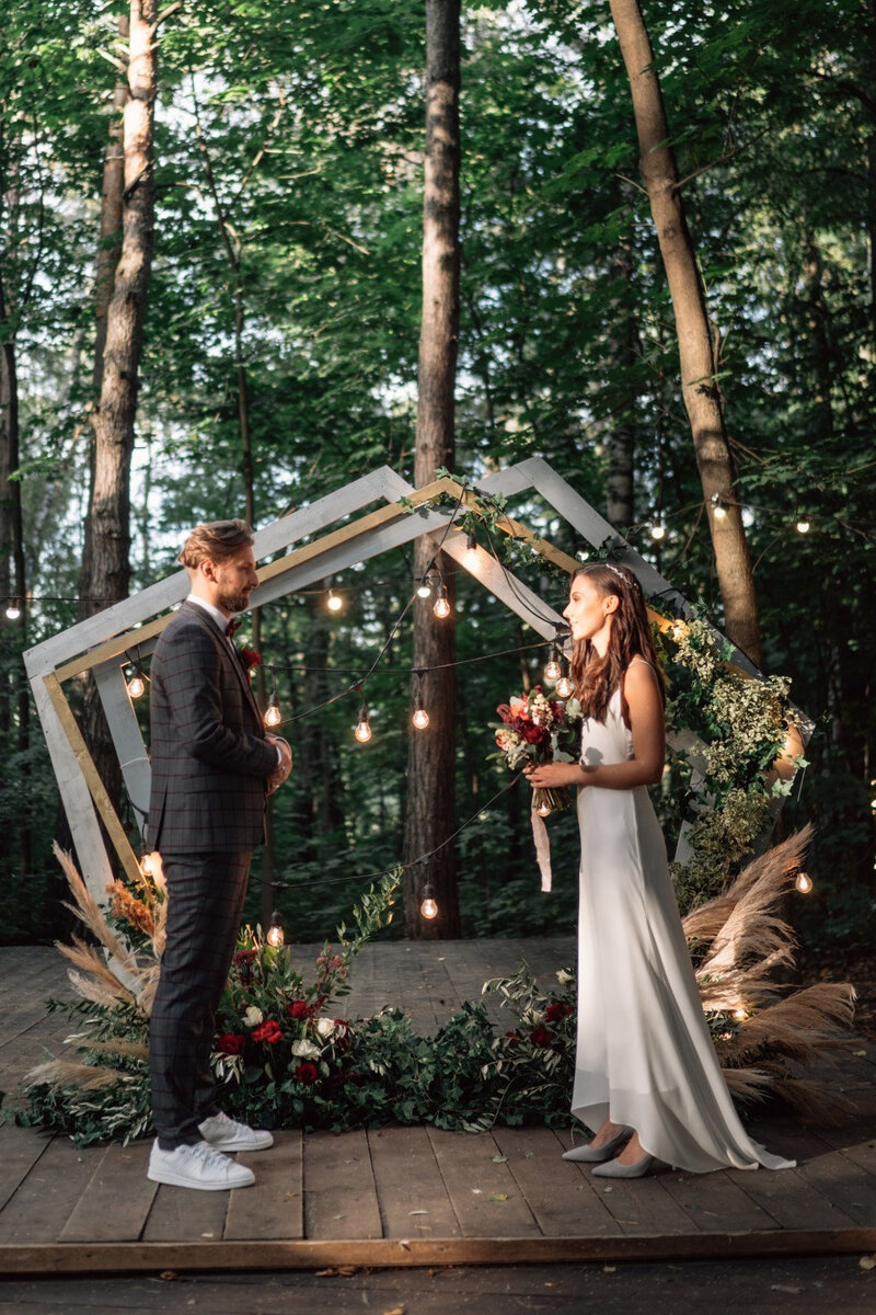 Свадебная церемония в лесу