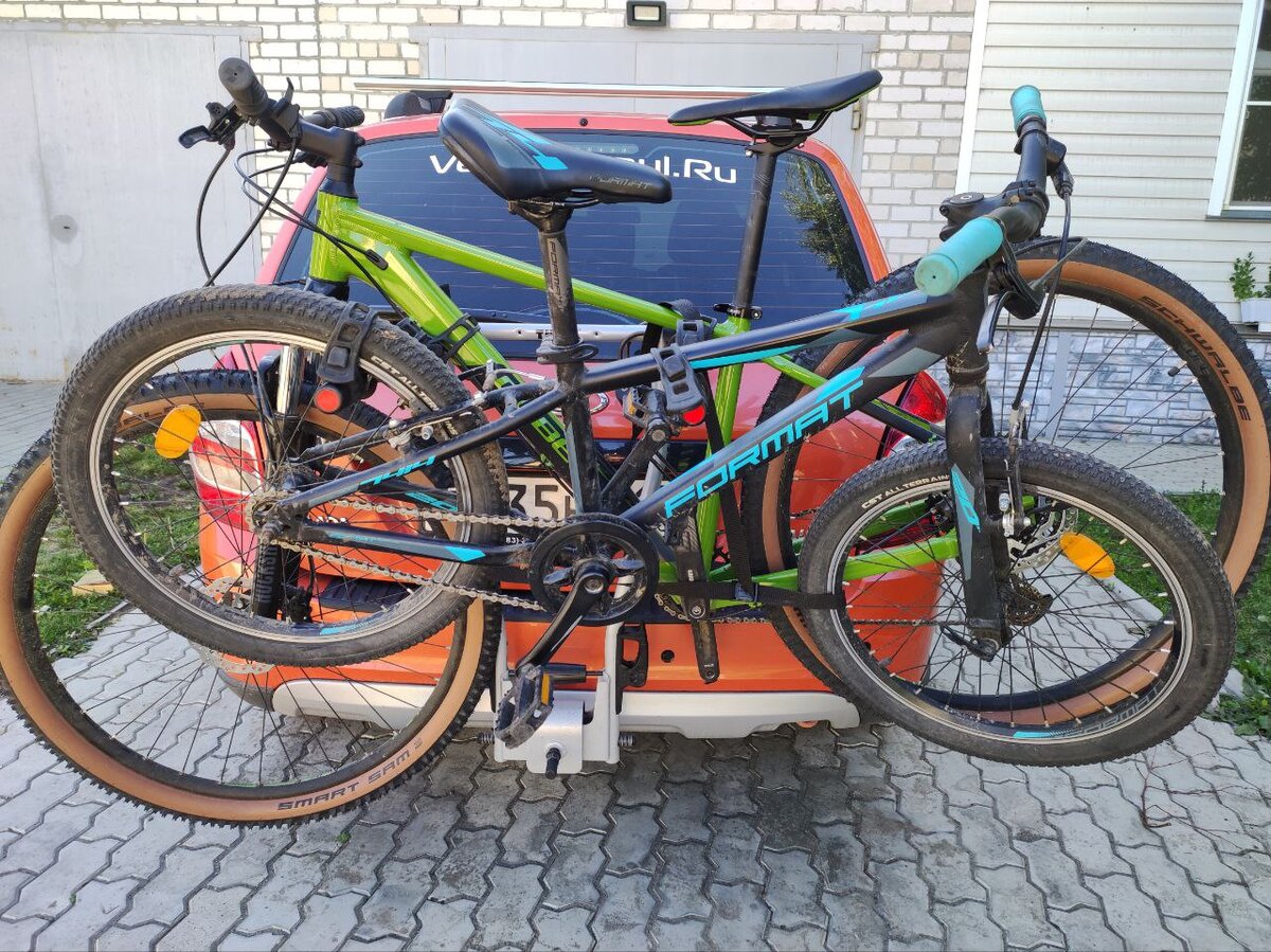 Вид на авто сзади с 2 велосипедами (а их там чаще всего 3!)