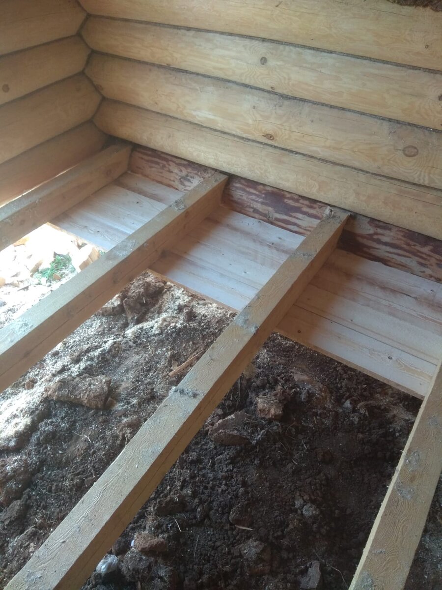 Прикрутили черновой пол, использовали доску 150*25 мм.