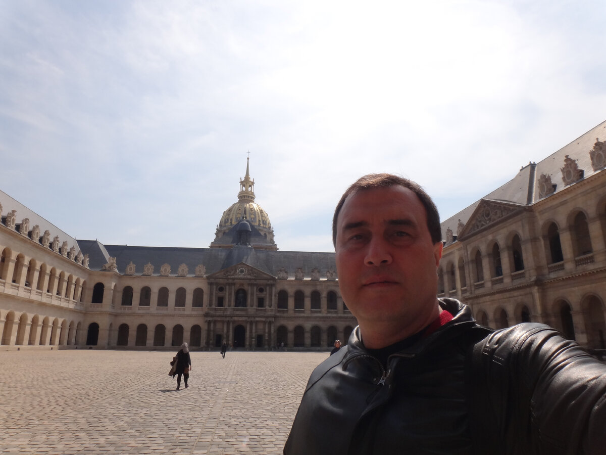 Во дворе Дома инвалидов в Париже