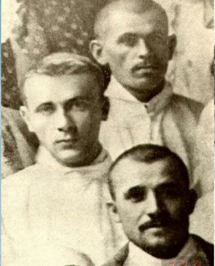 Михаил Булгаков, студент-медик в группе раненых. Военный госпиталь, Саратов, 1914