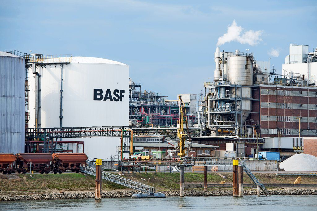 Химический завод БАСФ В Германии. Людвигсхафен завод BASF. ДАСФ Людвигсхаф химический завод. Людвигсхафен BASF промышленность Германии.