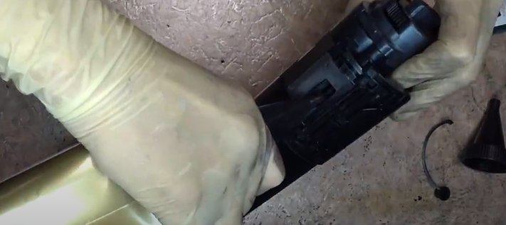 Фото 6. Засыпаем тонер в картридж