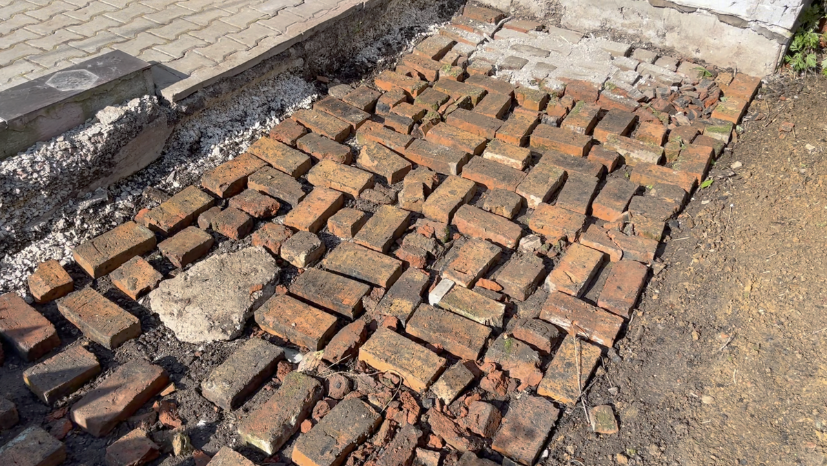 И площадку подняли и старые кирпичи при деле