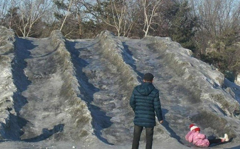 Такой цвет снега типичен для городов шахтеров. Необычно и ужасно. Фото: интернет
