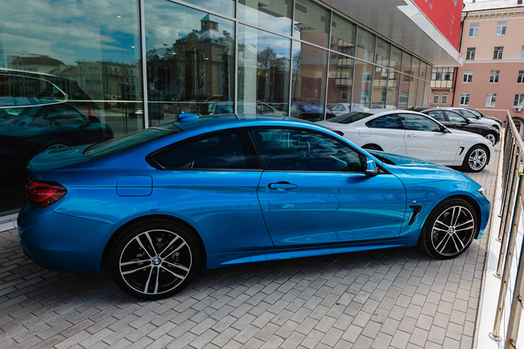 Лидером по итогам полугодия остался сине-белый «баварец» BMW. Фото: «БИЗНЕС Online»