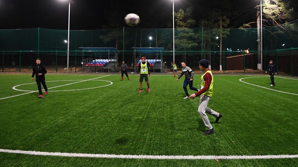    Игра в футбол© РИА Новости / Александр Кряжев