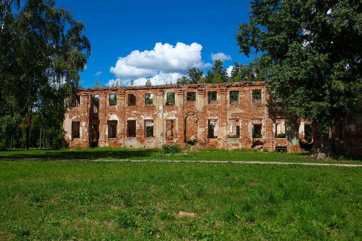 Руины главного дома усадьбы Демьяново. Московская область, Городской округ Клин. Фото автора статьи (ещё 1 фото)
