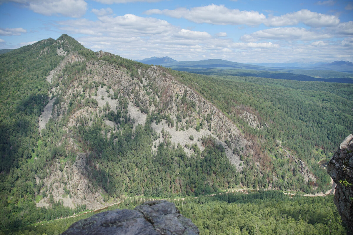 Вид с вершины Айгирских скал (авторское фото) 