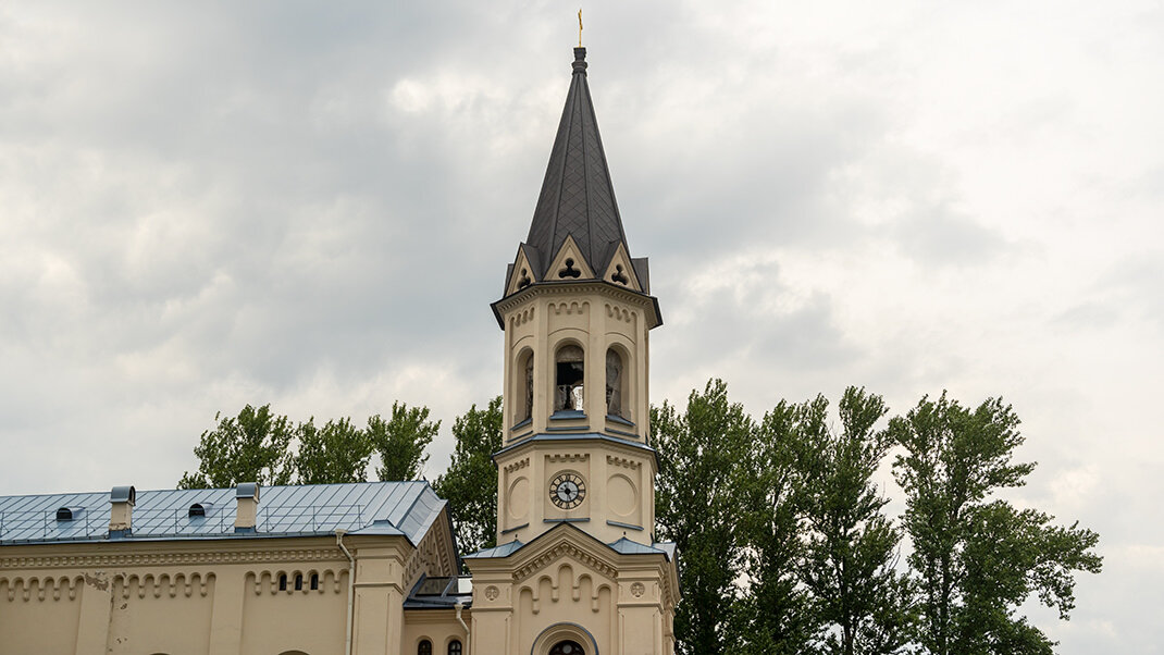 Костёл расположен по адресу Минеральная улица, 21 Д