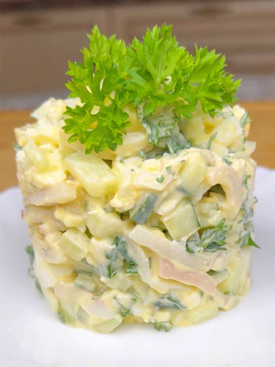 Вкусный салат с кальмарами и сыром