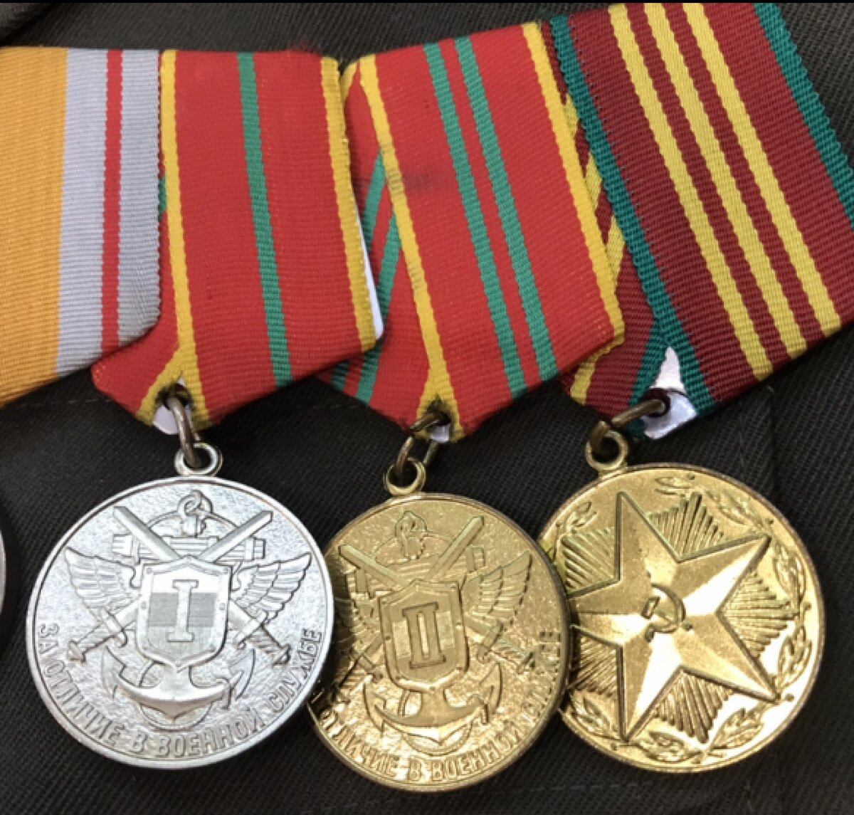 И на груди его могучей...