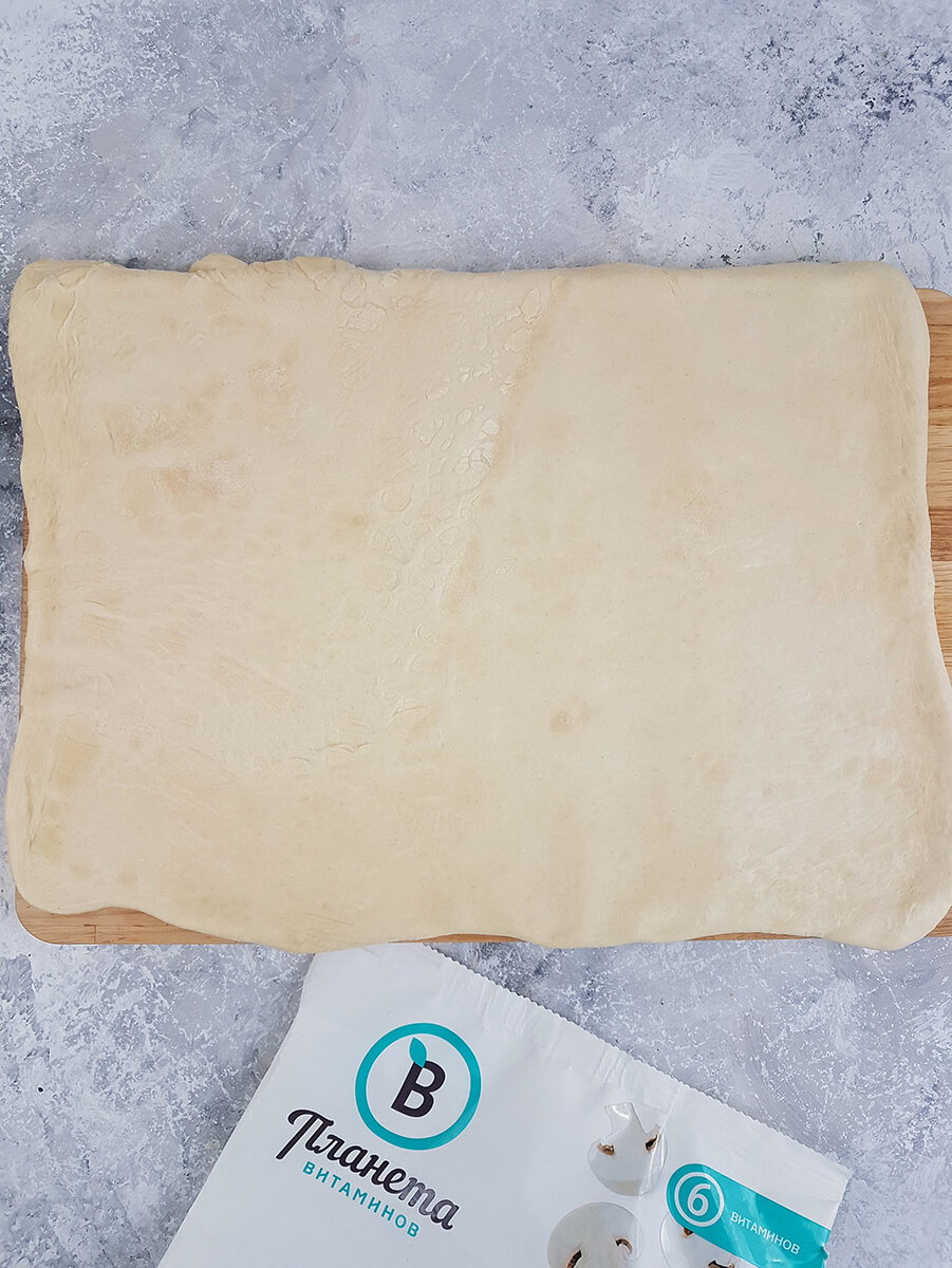 1. Пока размораживалось тесто, мы обжарили на сковороде шампиньоны, чтобы выпарить лишнюю влагу, затем добавили сливки и потушили ещё минут 5. Тонко нарезали филе куриного бедра, почистили картофель и порезали тонкими слайсами (можно использовать спец. тёрку)