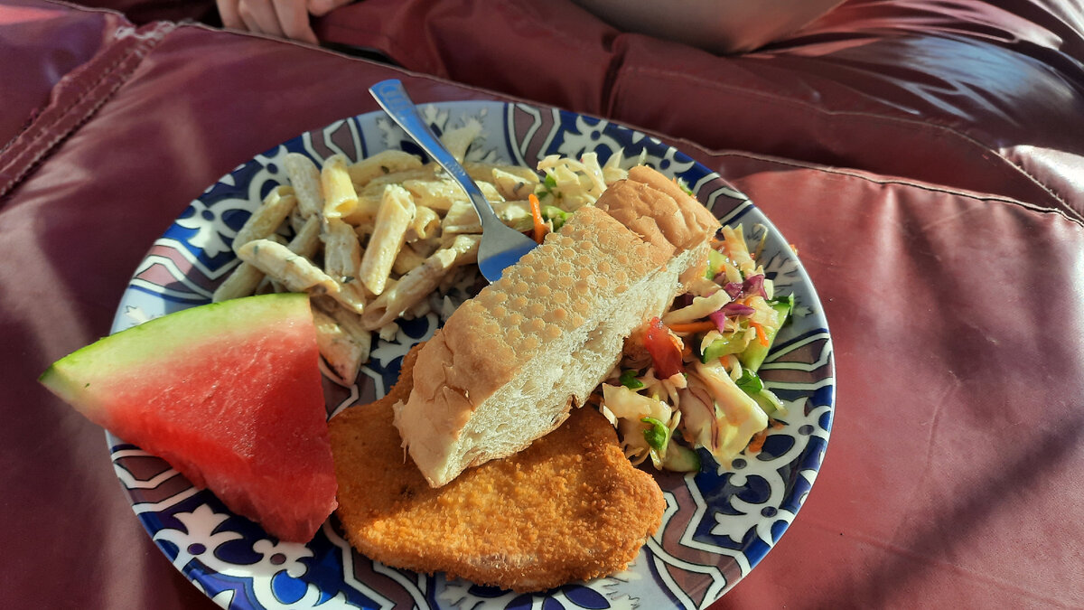 На обед будет : салат, макароны и на выбор  скумбрия на гриле( очень вкусно и без единой косточке) или куриная котлета в панировке. Арбуз и чай. 