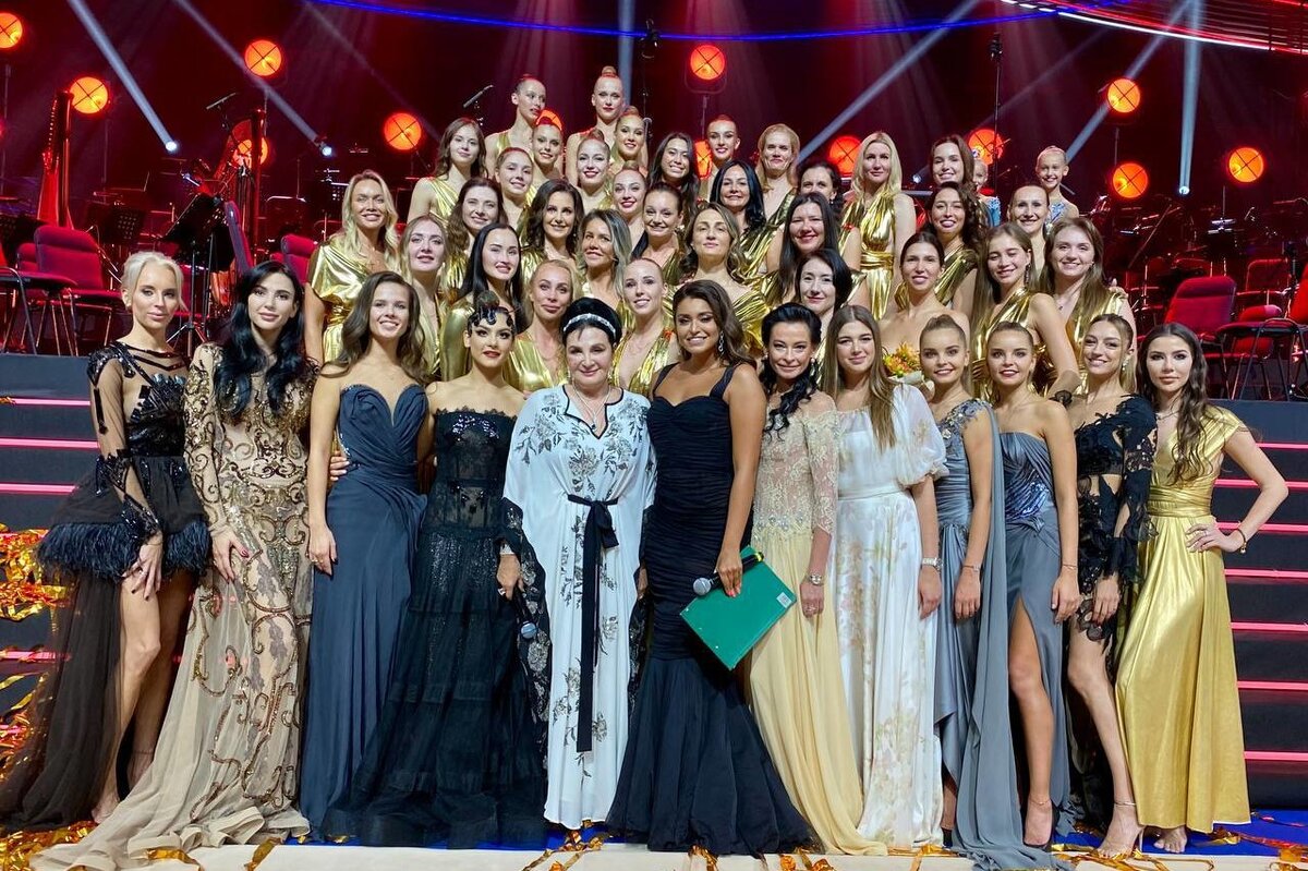     Евгения Канаева, Яна Кудрявцева и другие гимнастки дефилировали в платьях от Валентина Юдашкина