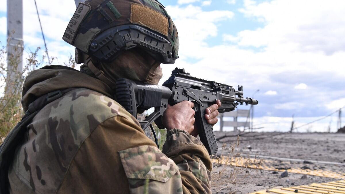    Боец ЧВК "Вагнер" на захваченном блокпосте в районе Бахмута Донецкой области© РИА Новости / Виктор Антонюк