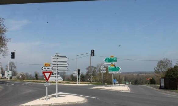 туристы выходят их автобуса могут выбрать любой вариант - бесплатный шаттл для туристов, уже пустили платный автобус, повозка, запряженная лошадьми, за 5 евро
 или пешком. Обратите внимание , автобус, который подвозит пассажиров обшит деревом!!!