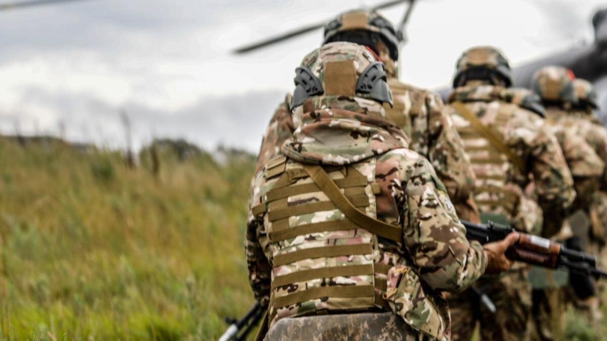    Солдаты с оружием бегут к вертолету:mil.gov.kg