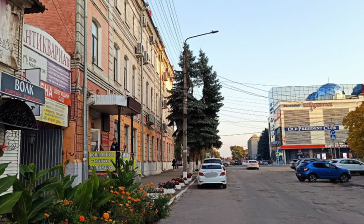    В Курске на перекрестке улиц Сосновская и Ендовищенская поврежден коллектор