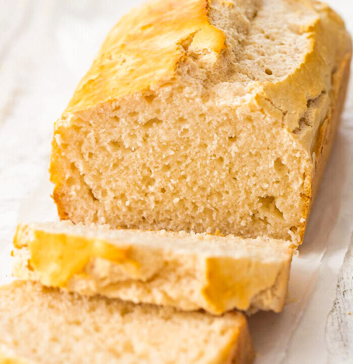 На фото готовый хлеб без дрожжей который лежит на столе