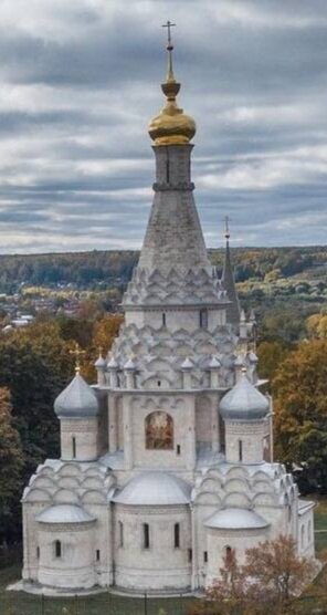 Кокошники на храме Преображения.Фото автора