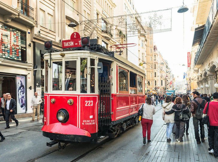 Знаменитый трамвай на улице Истикляль, Таким, Стамбул. Фото взято из открытых источников.