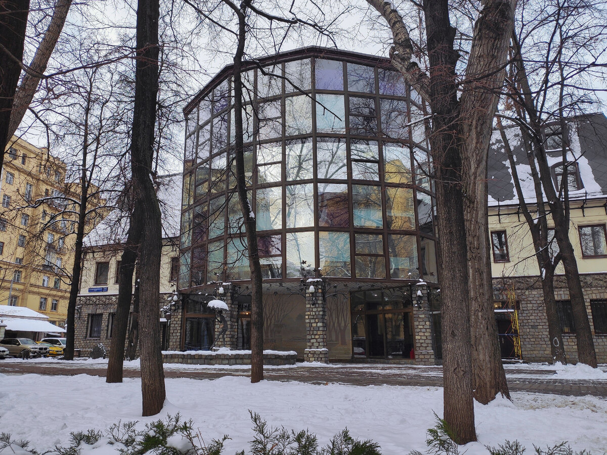 Особняки во дворике очень симпатичные.