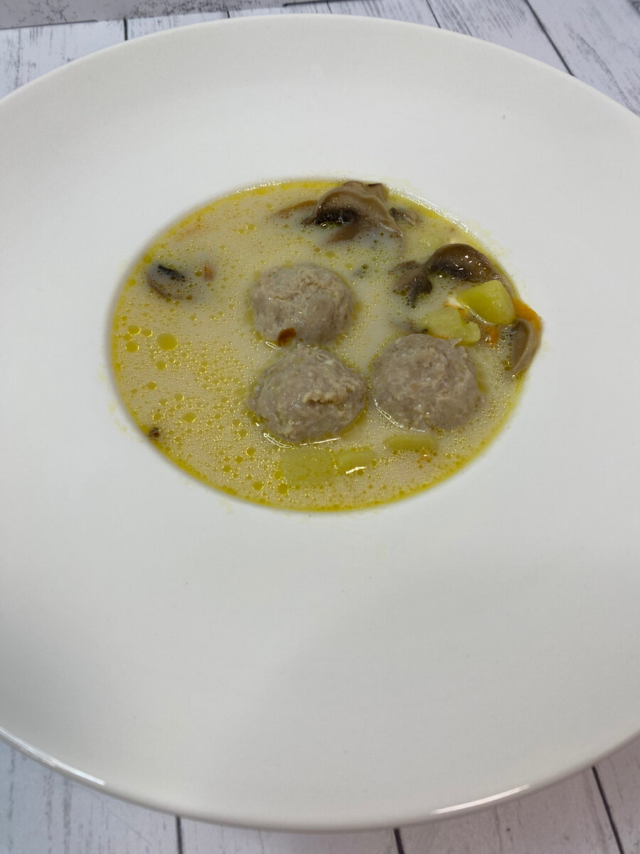 Сырный суп с фрикадельками и грибами. 