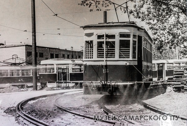 Отслужившим своё в работе с пассажирами, некоторым трамваям везёт больше и они становятся служебными. На фото вагон ХК переоборудованы в поливомоечный и...