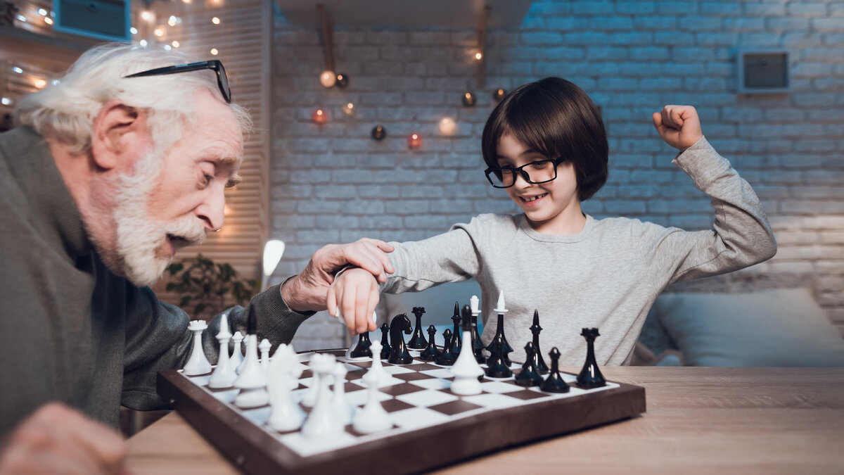 Дед с внуком играют в шашки. Дед и шахматы. Старичок и шахматы. Дед играет в шахматы. Дед и внук играют в шахматы.