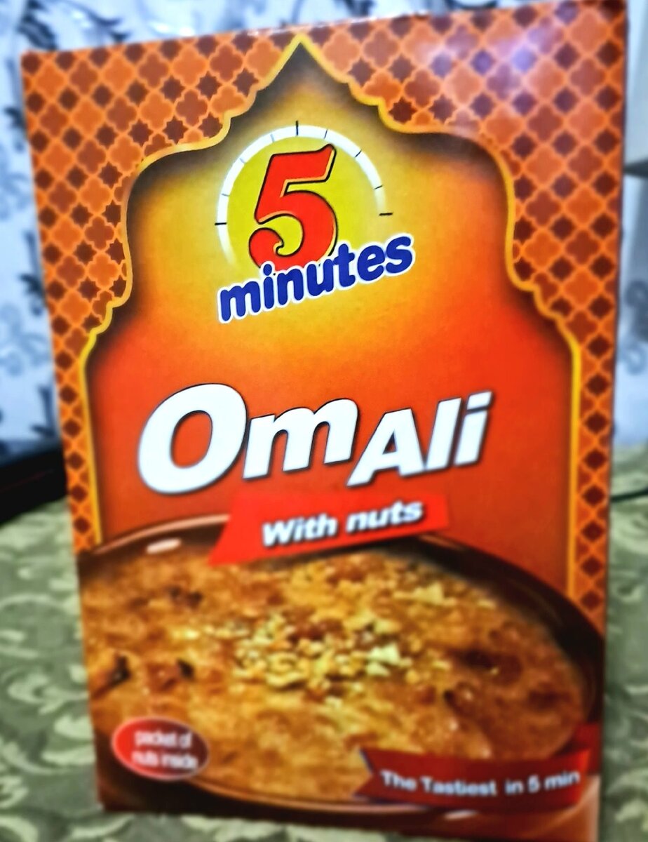 Упаковка полуфабриката Ом Али, которая продается в египетском магазине.