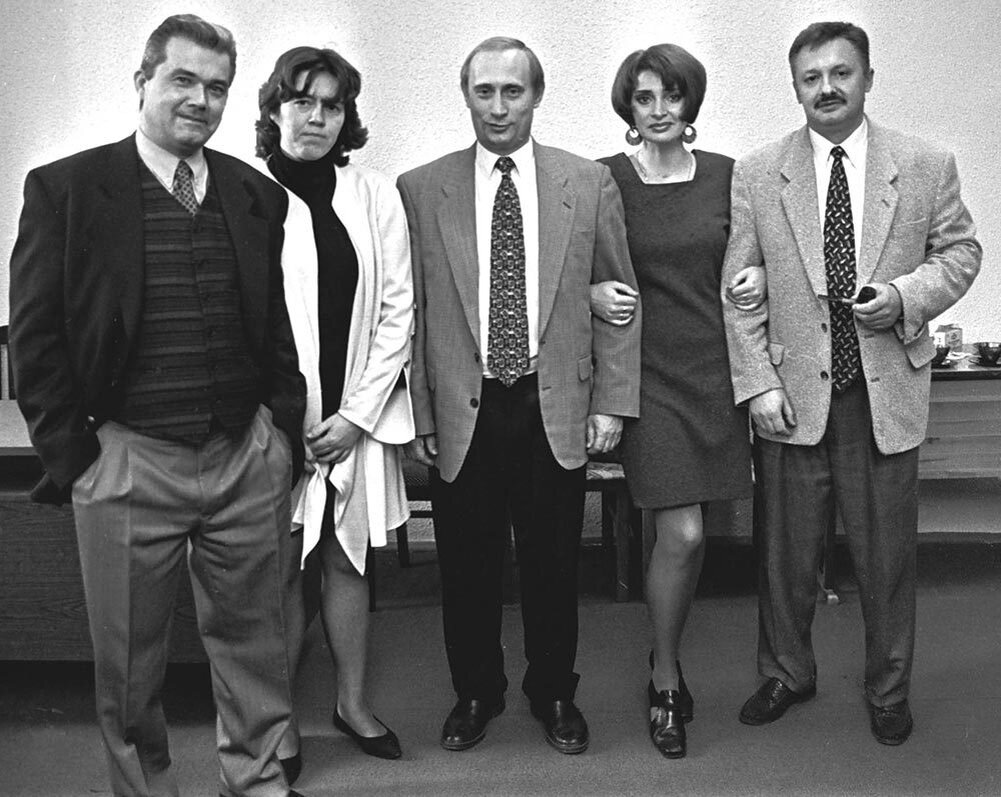 В. ПУтин в 90-х годах, а рядом - А. Манилова, которая теперь в Москве, в Минкульте