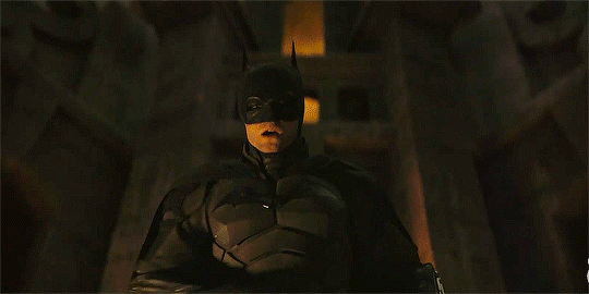 Бэтмен перед прыжком с небоскрёба на вингсьют. На лицо сильнейших страх перед предстоящим действием. Но он буквально заставляет своё тело подчиниться своей воле, не смотря на тот ужас, что испытывает его разум. 