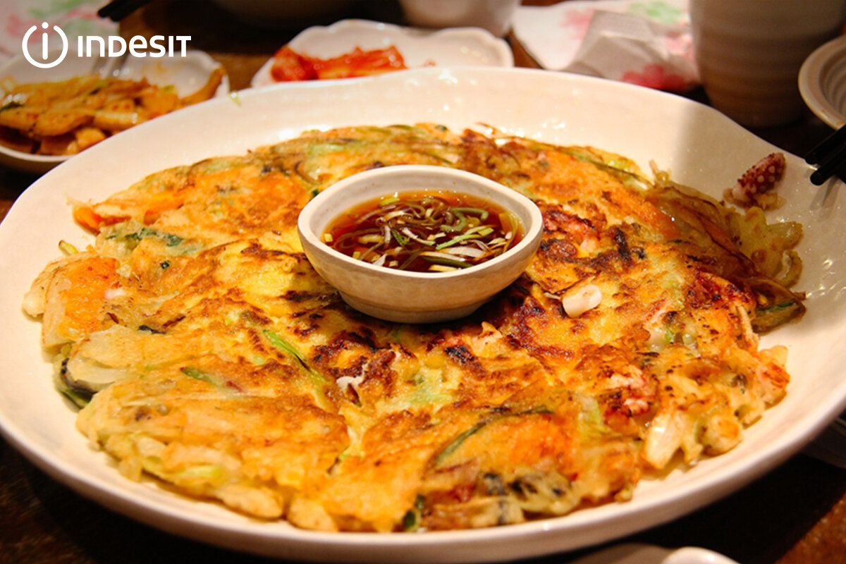 В корейский драник камджаджон могут добавлять жгучий перец и подают их с соевым соусом