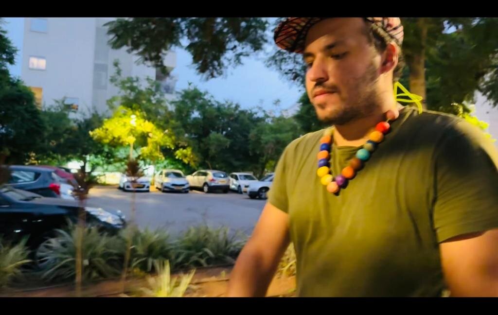 Дочка осознала вину и сделала бусы для папы. 