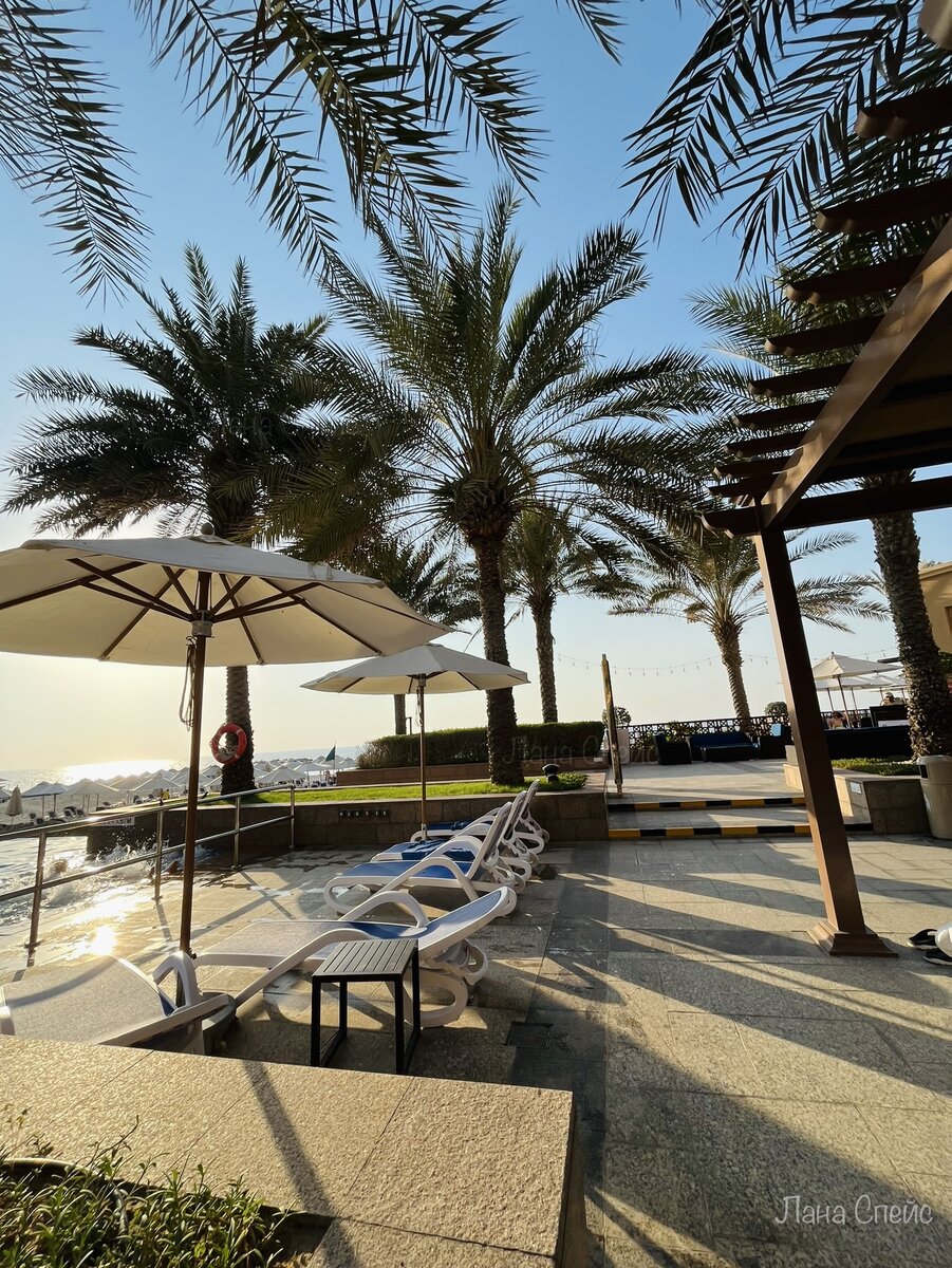 Фотографировала вечером, специально посмотрела в телефоне: ровно 18:00, указано местное время))