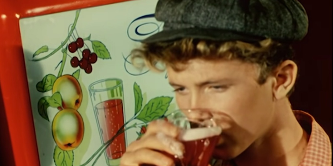 Мы в СССР не болели, а пили газировку с одного стакана и воду из фонтанчика в парке