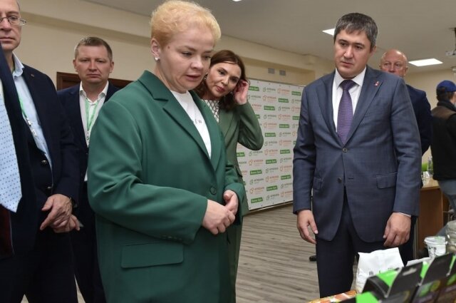    Дмитрий Махонин посетил предприятие, ему рассказали о планах по его развитиию. Фото: Министерство агропромышленного комплекса Пермского края