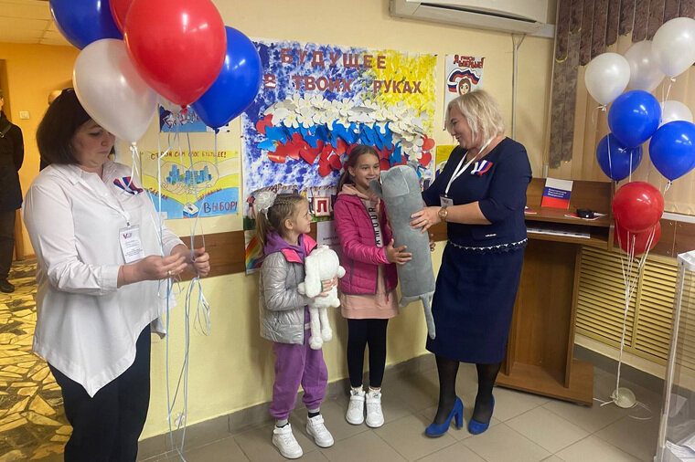    Детям на избирательном участке подарили подарки Евгения Пастухова