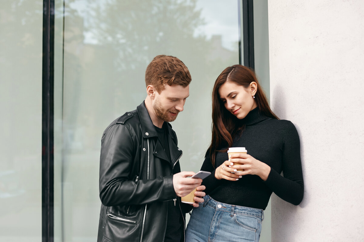 Мужчина сердцеед. Phone conversation man and woman.