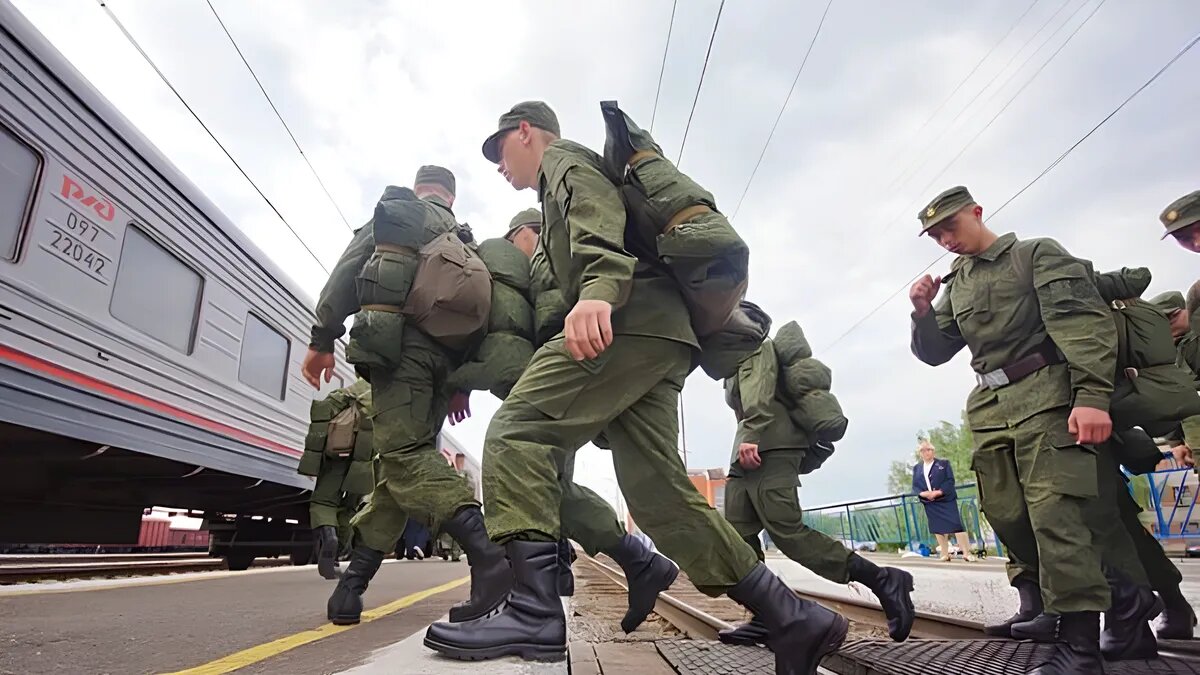 Пора служить. Солдаты в поезде. Поезд в армию. Солдаты в армии в поезде. Военная служба дембель.