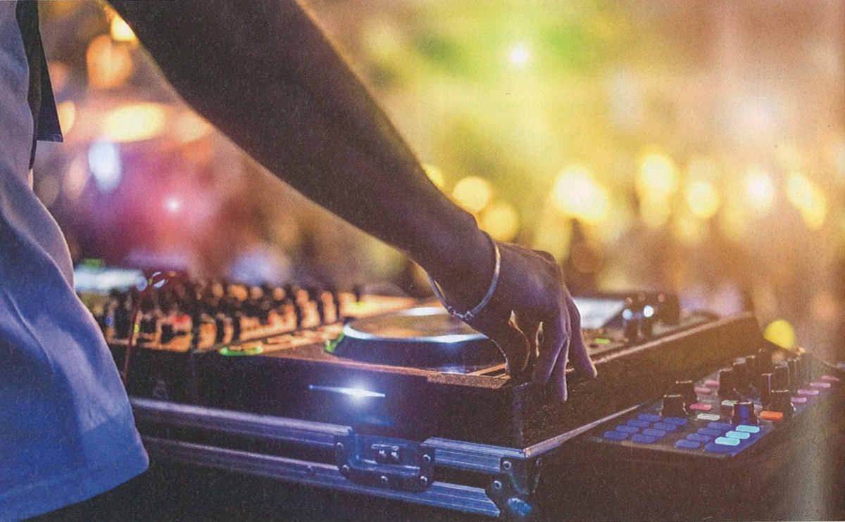 Тот, кто работает диджеем, неизбежно подвергается негативному воздействию громкой музыки. Использование индивидуальных средств защиты слуха – единственное решение в данной ситуации.