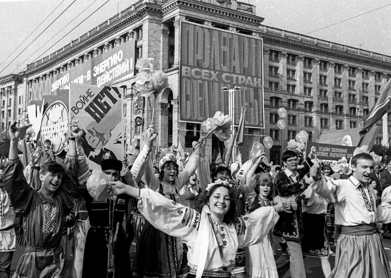 Демонстрация 1 мая 1986 в Киеве. Заметны плакаты «Войне нет!» - про Афганскую войну.