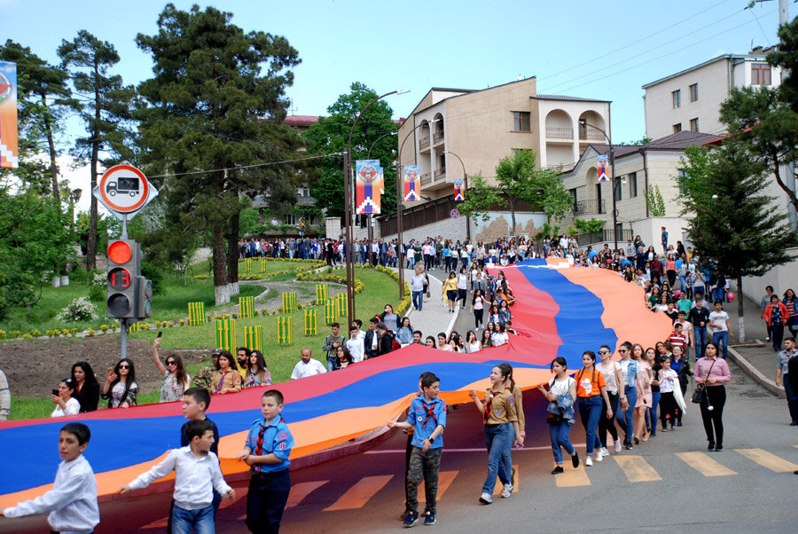 Праздничное шествие в городе Степанакерте (9 мая 2018 г.)