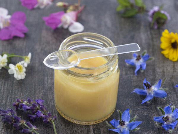 Маточное молочко имеет кремовый цвет, густую консистенцию и кисловатый вкус