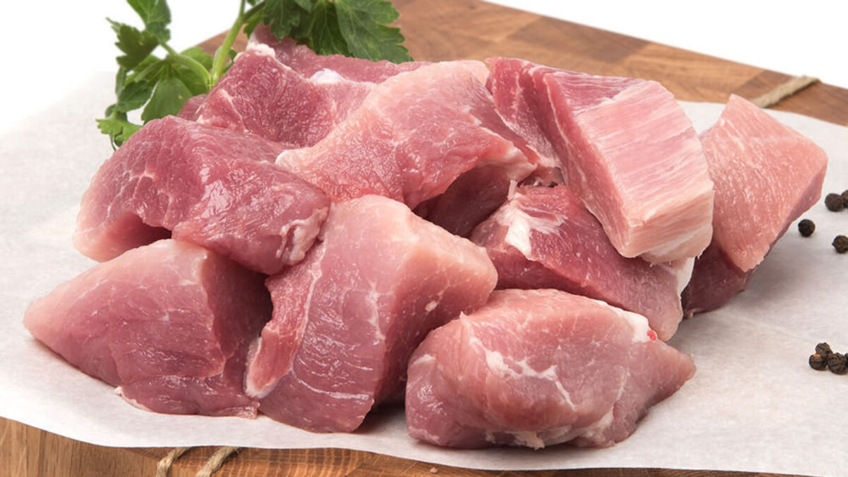 свиное мясо. свинина порезанная на кубики. нарезанная говядина. мясо нарезанное кусочками. мякоть свинины.