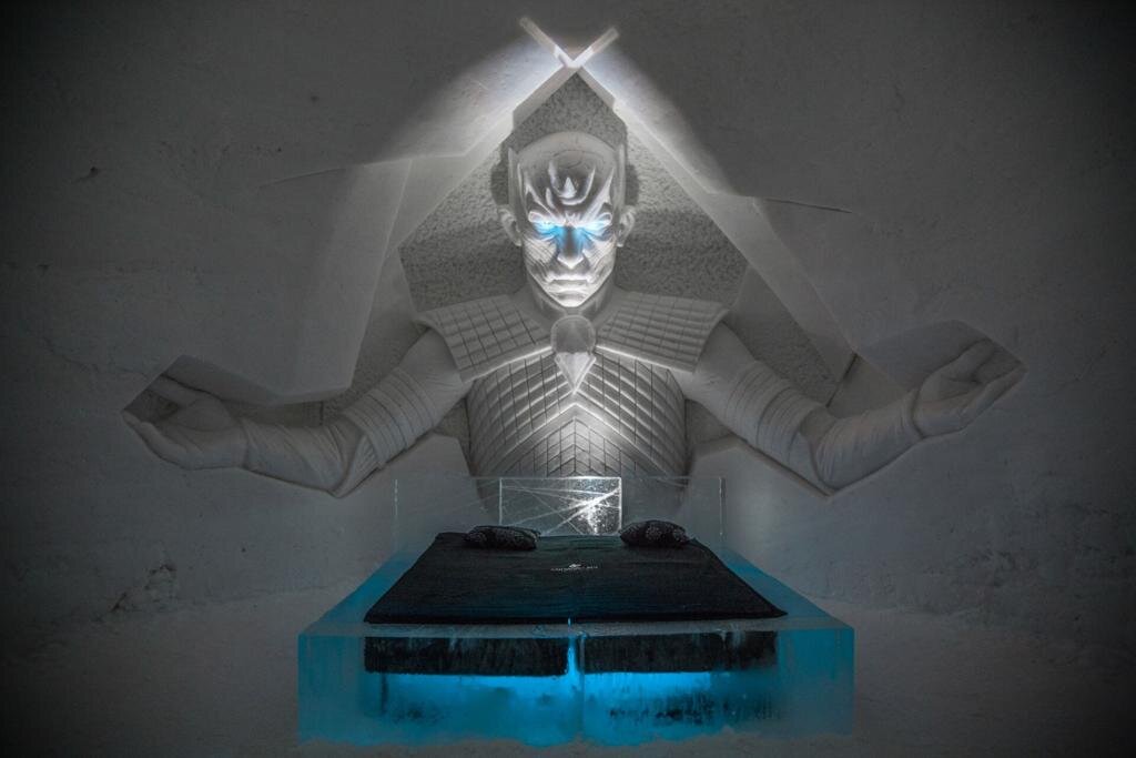 Король Ночи любит лично приветствовать гостей своего замка  и напоминать, что за порчу имущества отеля, гостей ожидает бессрочная служба в рядах его армии